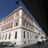 Ci ritroviamo cos� davanti a un elegante fabbricato neoclassico su tre livelli,  di cui il piano terra � in bugnato a fascia bianco mentre quelli superiori di color terra di Siena